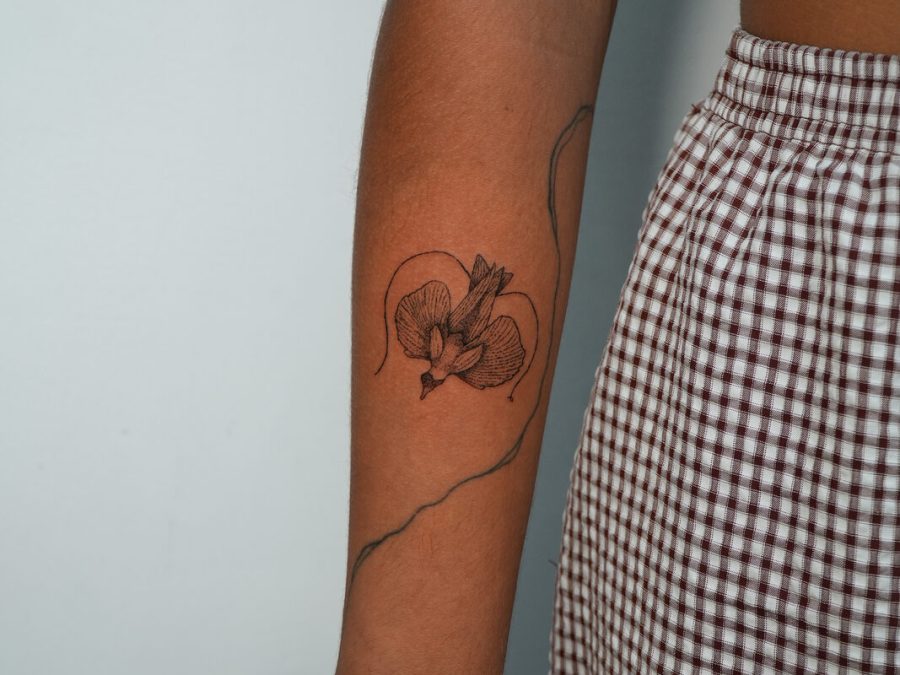 Hand Poke vs Machine Tattoos: What’s the Difference?